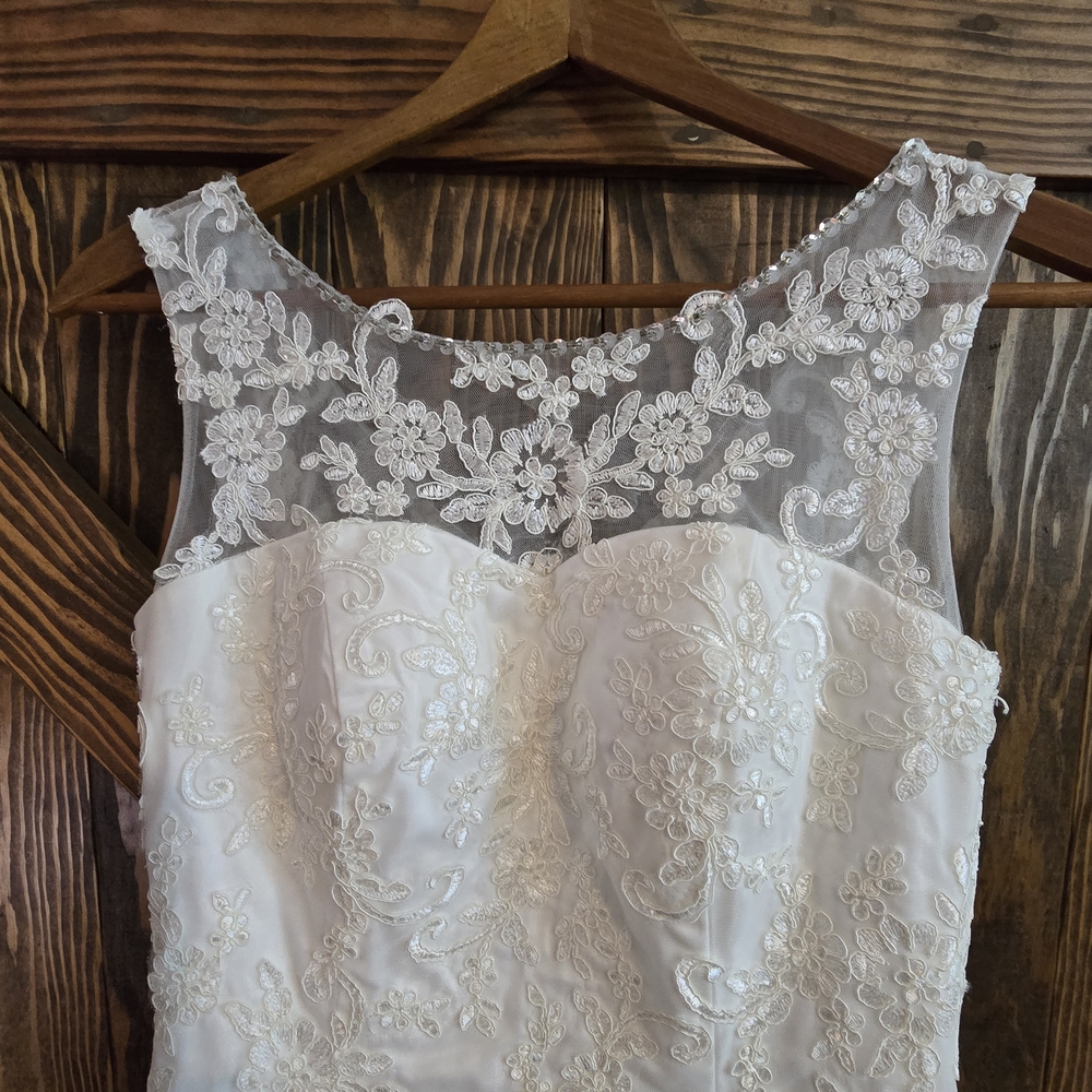 NWOT Elegant White Wedding Gown With Floral Lace Bodice Tulle Overlay Size 2 - Picture 3 of 13